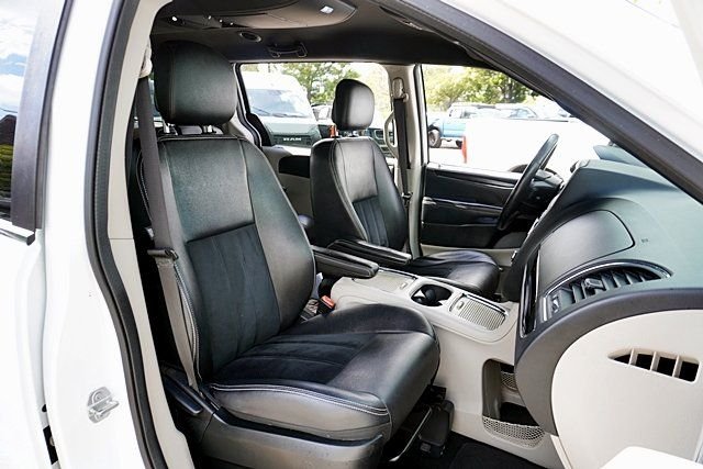 Used 2018 White Dodge SXT image 11