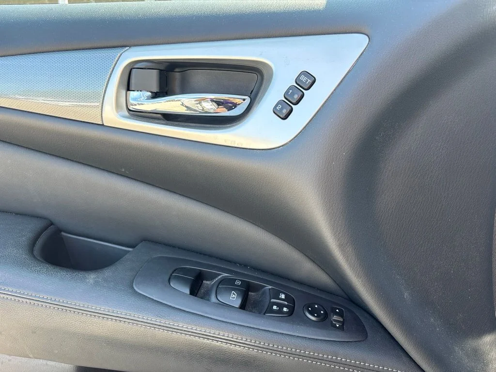 Used 2018 White Nissan SL image 15
