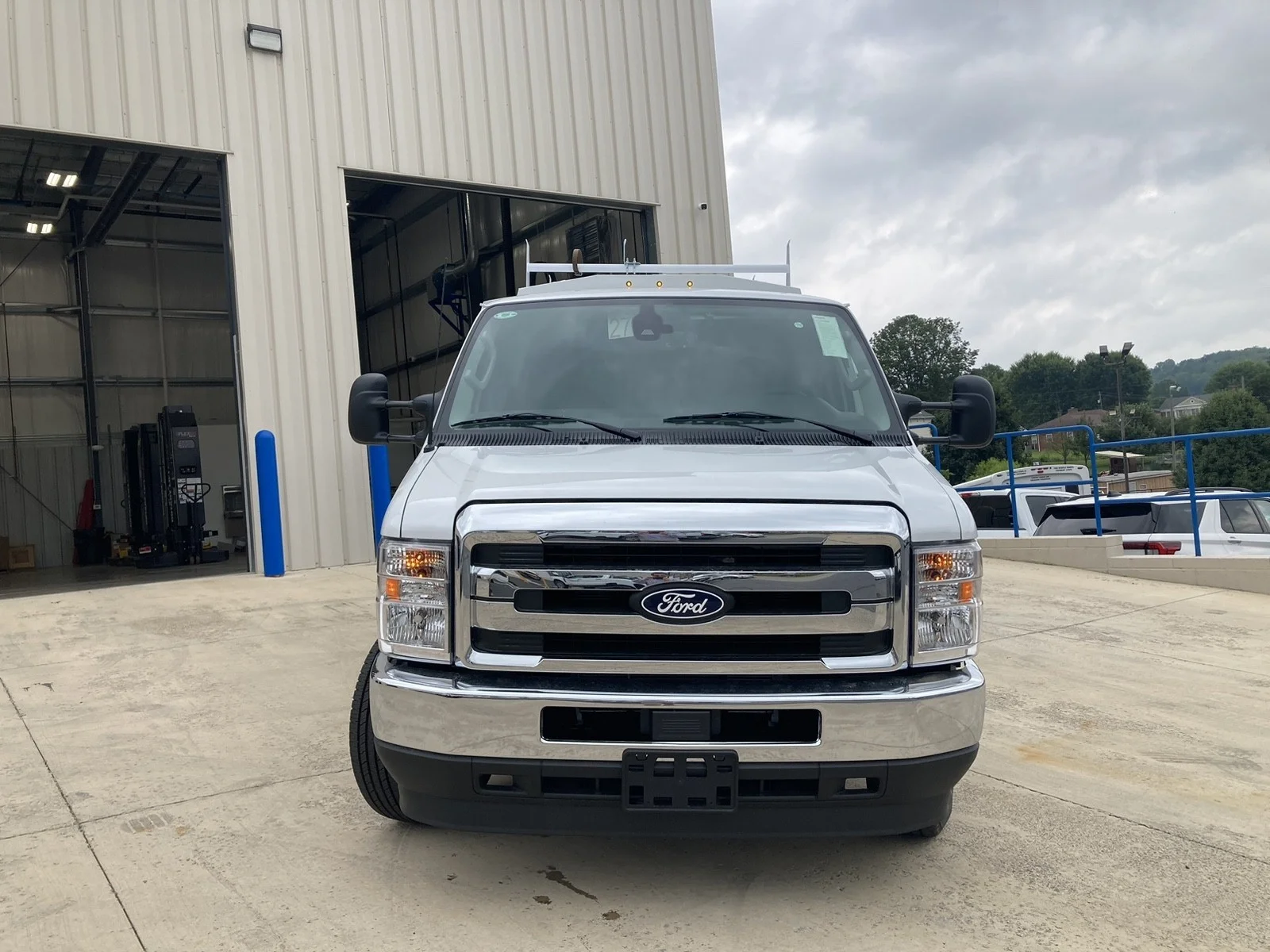 New 2027 Oxford White Ford E-350 SRW image 2