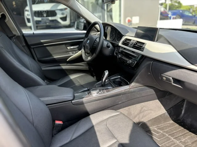 Used 2018 Mineral Gray Metallic BMW 320i xDrive image 8