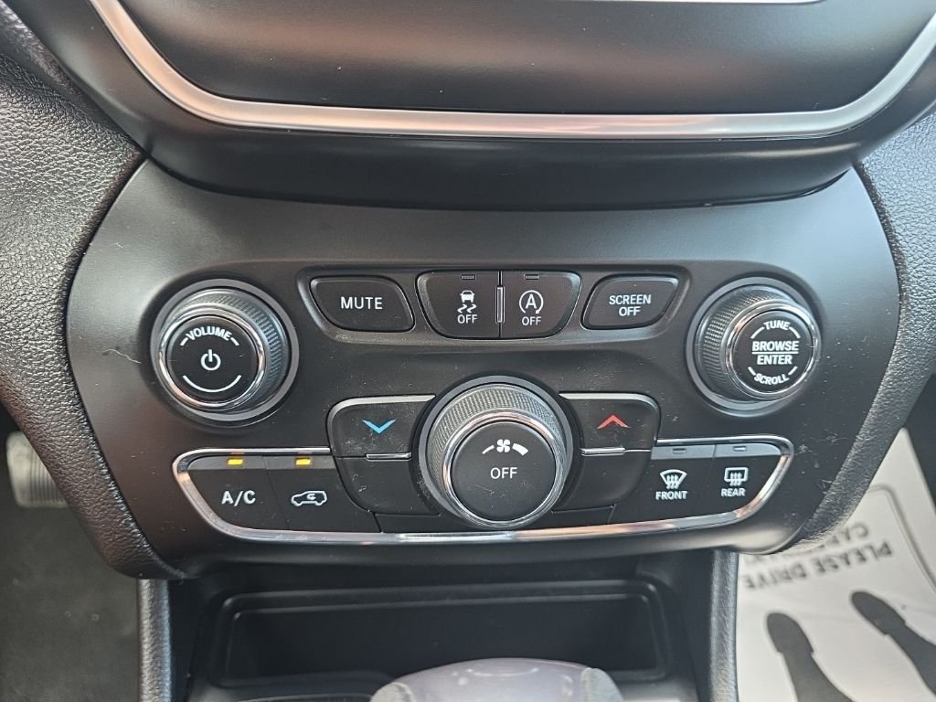 Used 2021 White Jeep Latitude image 20