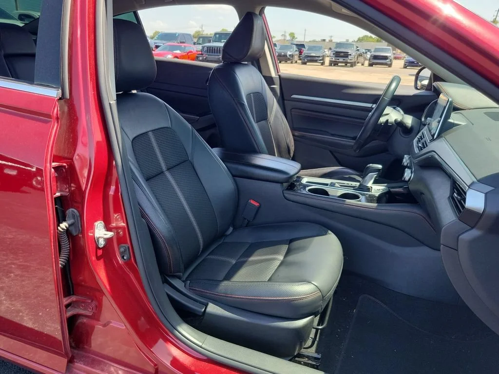 Used 2023 Red Nissan SR FWD image 27