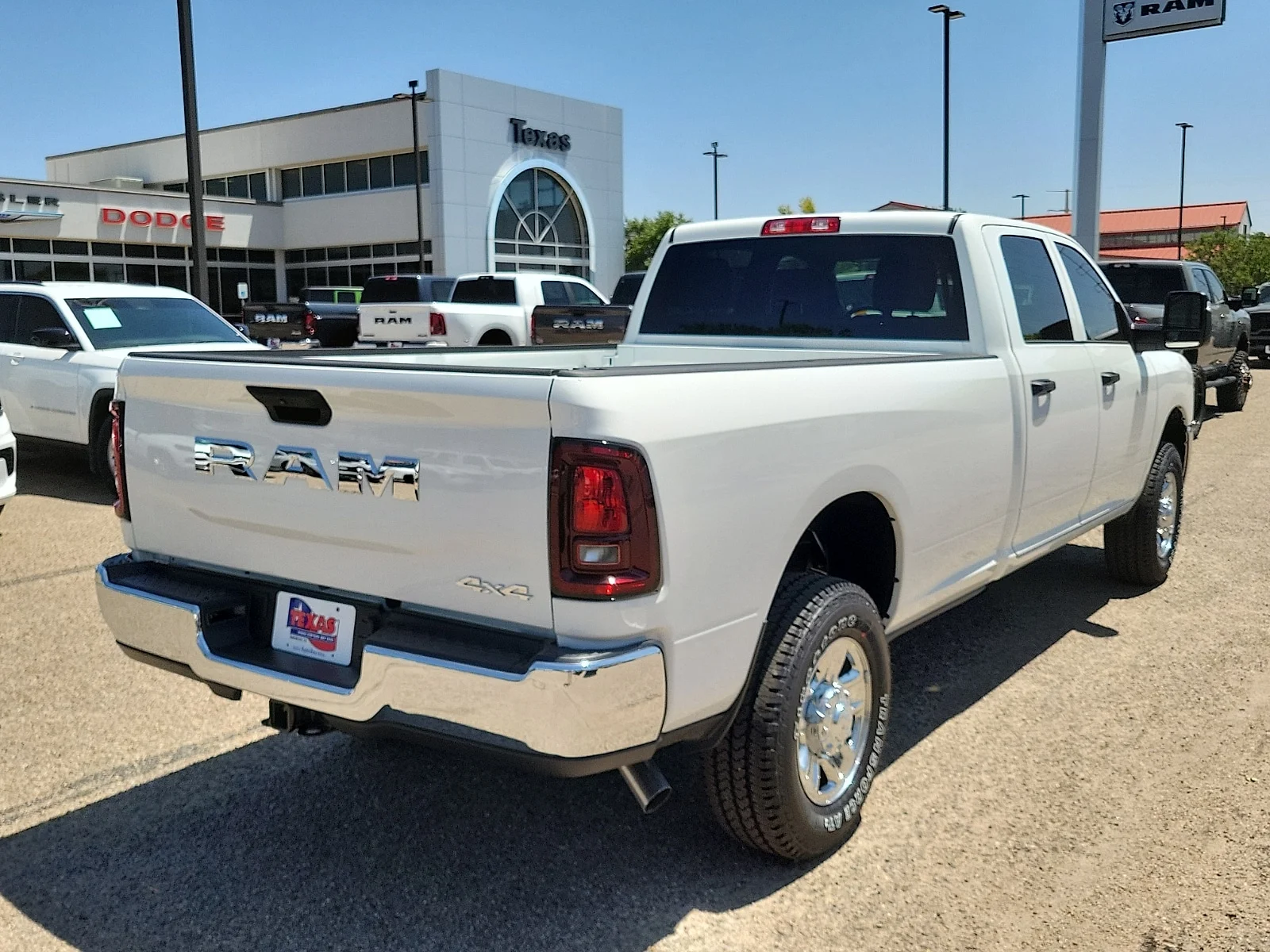 New 2026 PW7 Bright Whit Ram TRADESMAN CREW CAB 4X4 8