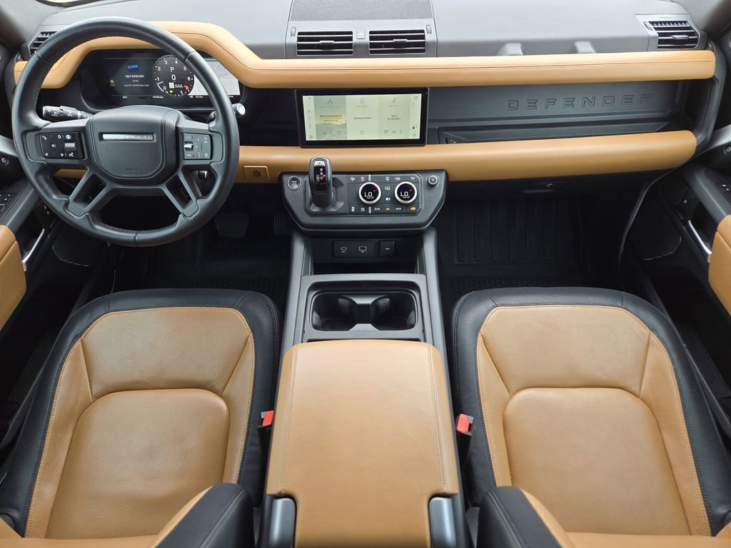 Used 2024 White Land Rover X-Dynamic SE image 21