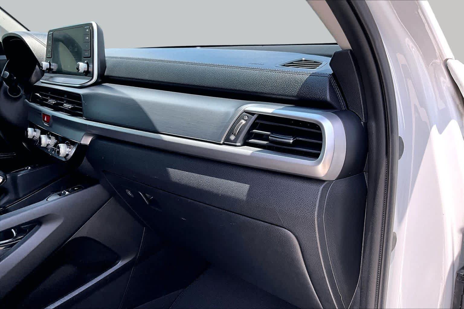 Used 2020 Snow White Pearl Kia S image 17
