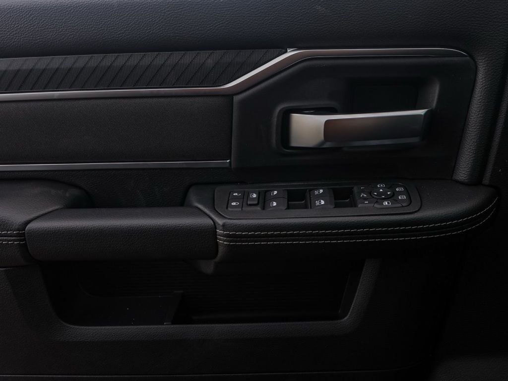 New 2026 Diamond Black Crystal Pearl-Coat Exterior Paint RAM Big Horn Night Edition image 23