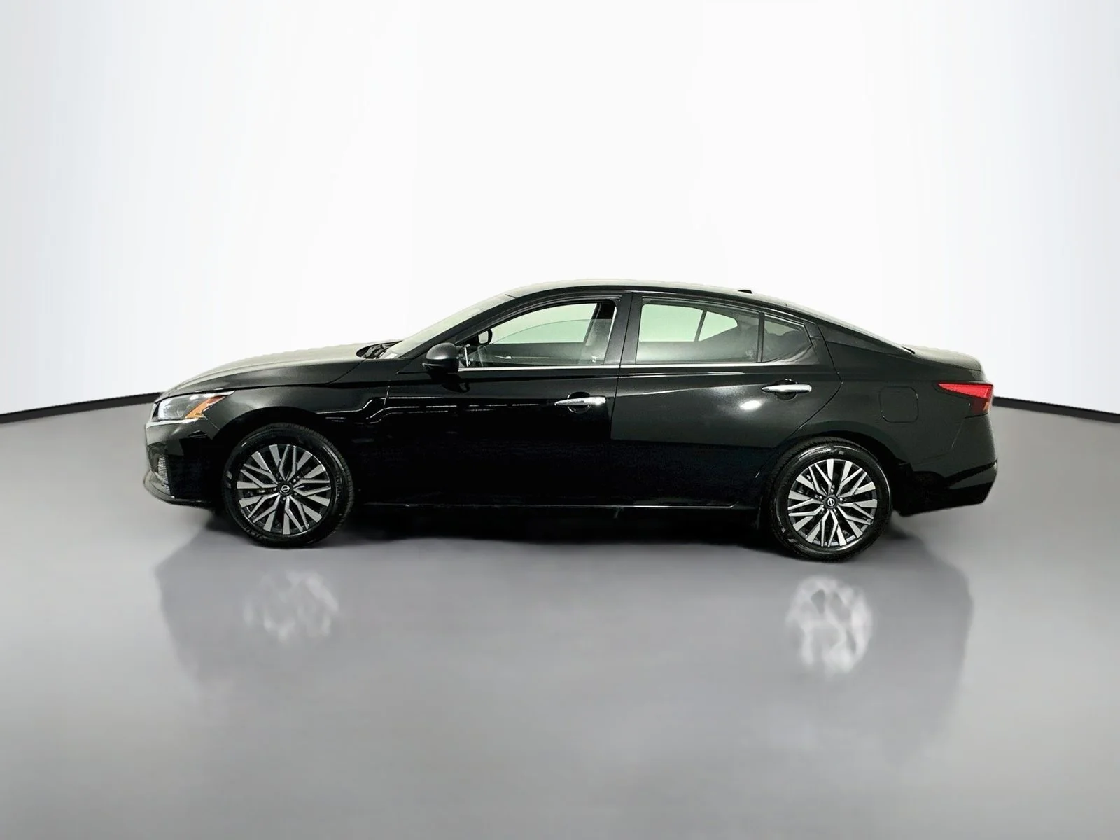 Used 2025 Super Black Clearcoat Nissan 2.5 SV image 4