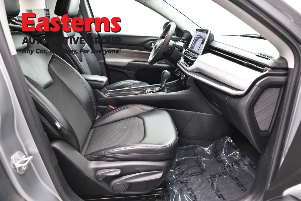Used 2022 Silver Jeep Latitude image 23