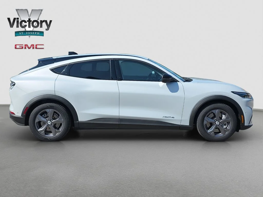 Used 2023 White Ford Select image 19