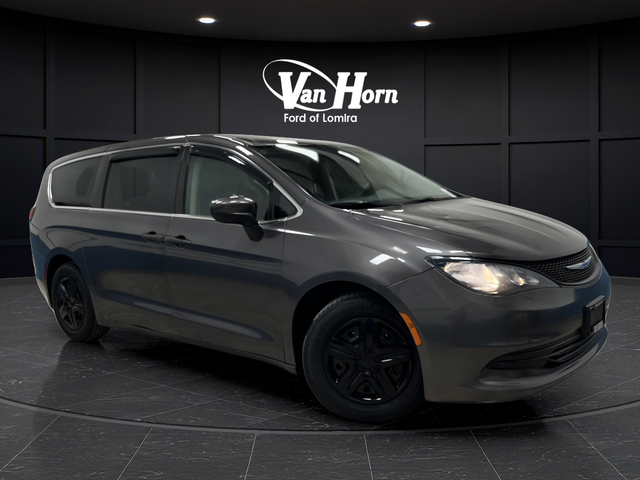 Used 2018 Granite Crystal Metallic Clearcoat Chrysler L image 35