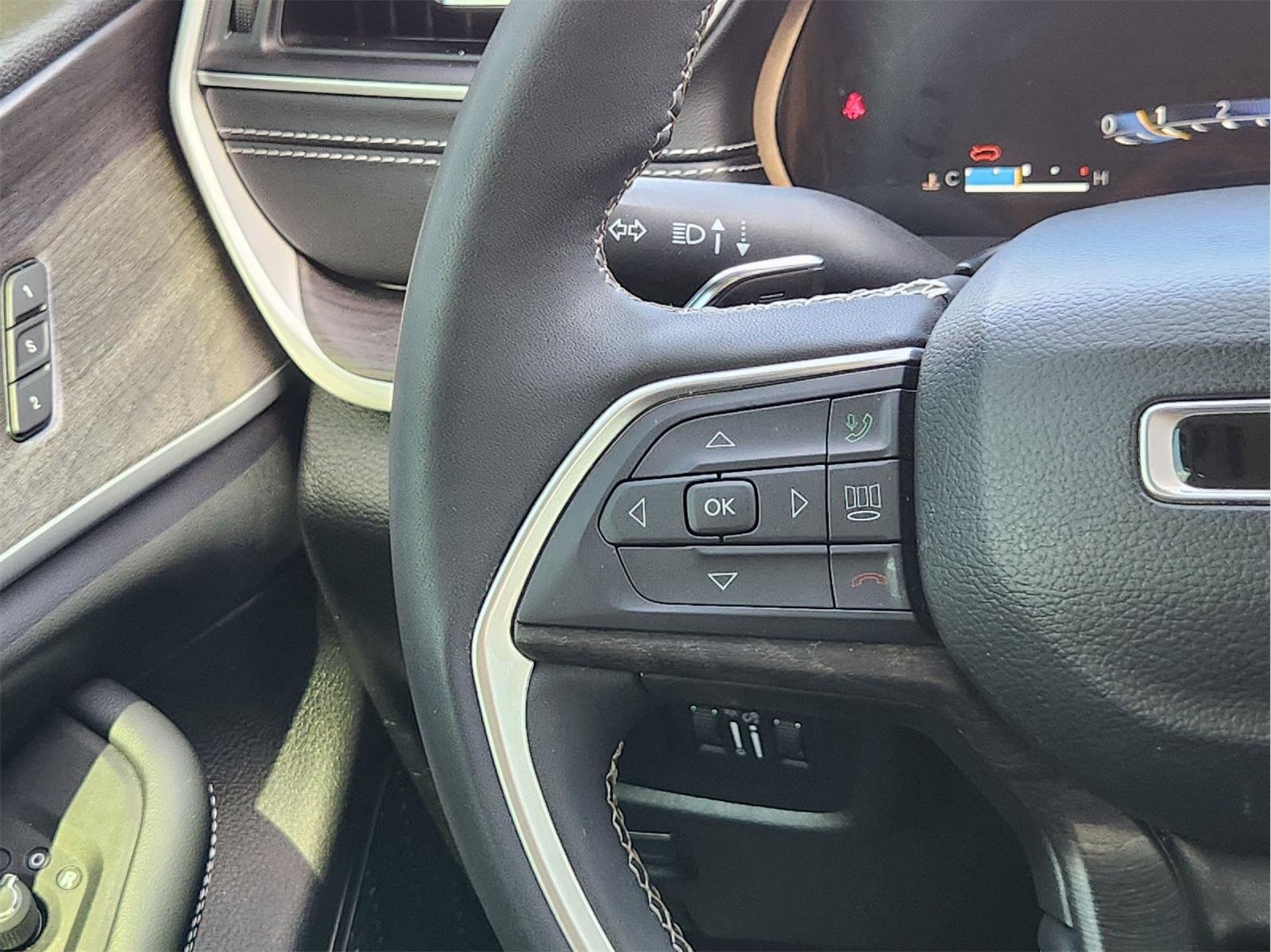 2023 Jeep Grand Cherokee L photo 28 of 33
