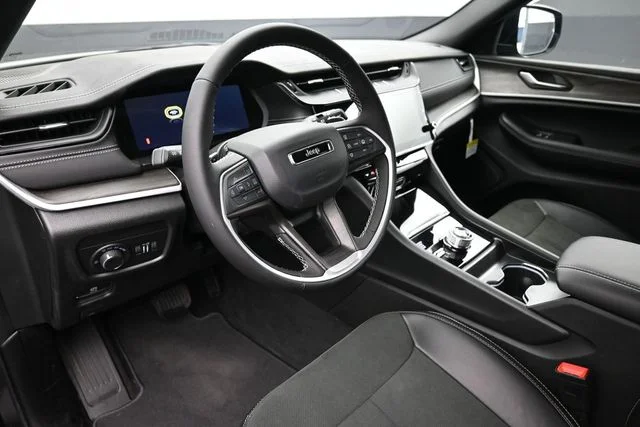 New 2026 Diamond Black Crystal Pearl-Coat Exterior Paint Jeep Altitude image 5