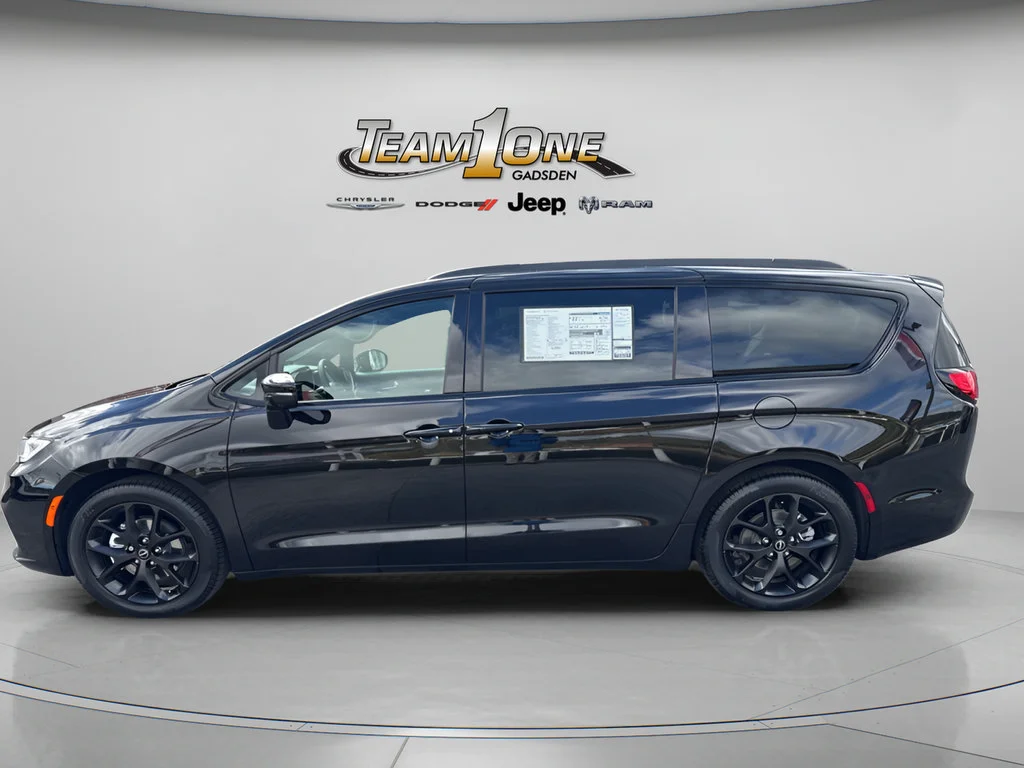 New 2026 Diamond Black Crystal Pearl-Coat Exterior Paint Chrysler Select image 6