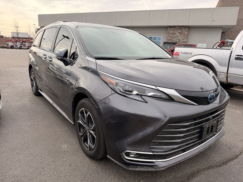 2025 Toyota Sienna Platinum 7-Passenger Hybrid AWD's photo