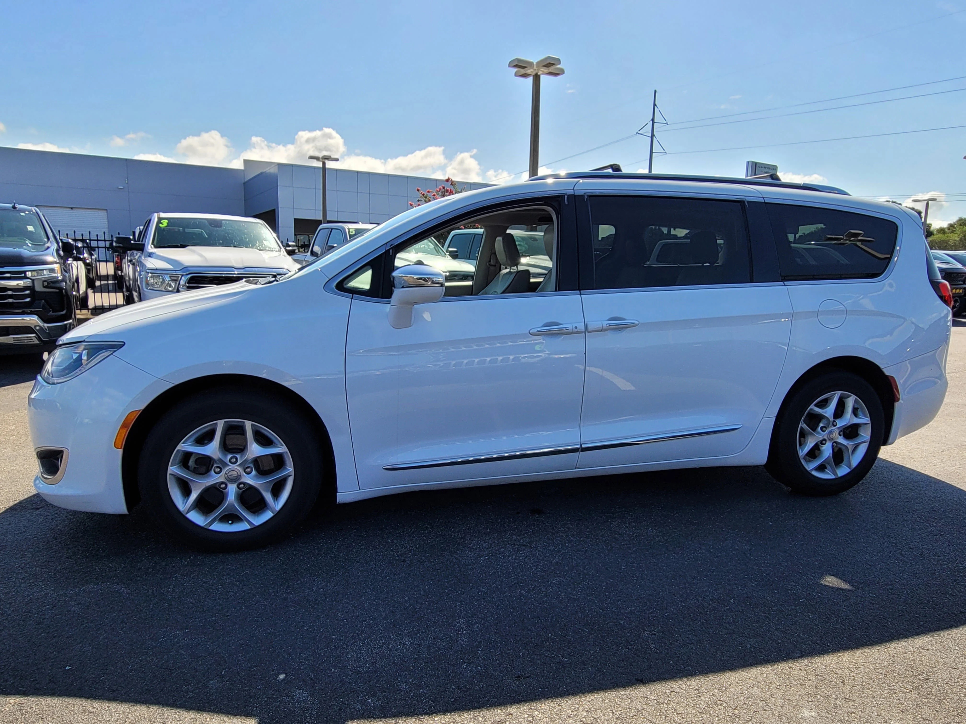 Used 2020 Bright White Clearcoat Chrysler Limited image 7