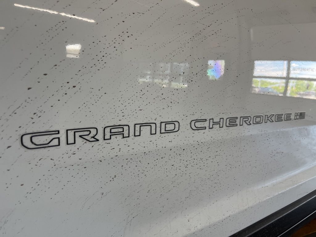 New 2026 Bright White Clear-Coat Exterior Paint Jeep Limited image 13