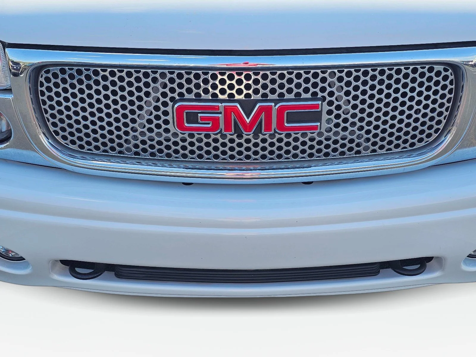 Used 2005 Summit White GMC Denali image 4