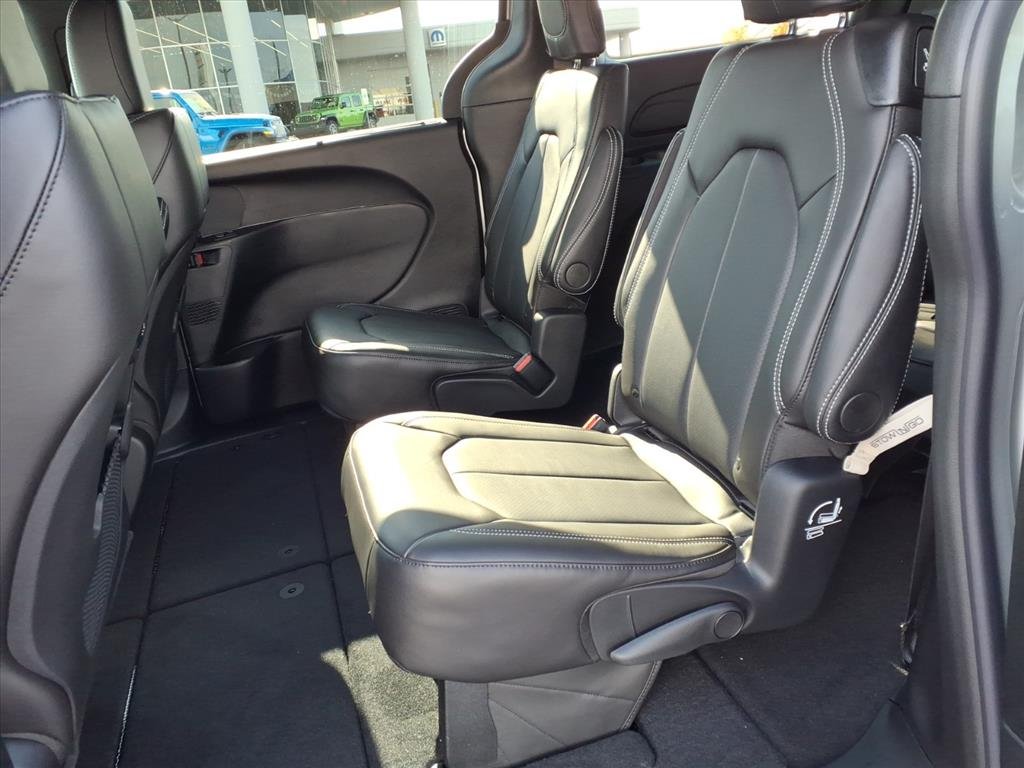 2026 Chrysler Pacifica photo 4