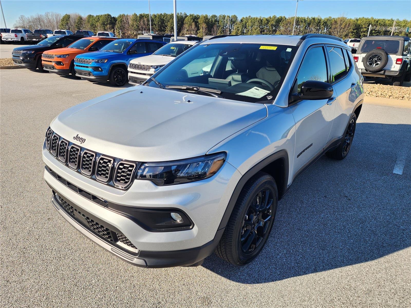 New 2026 Silver Zynith Metallic Clear-Coat Exterior Paint Jeep Latitude Altitude image 3