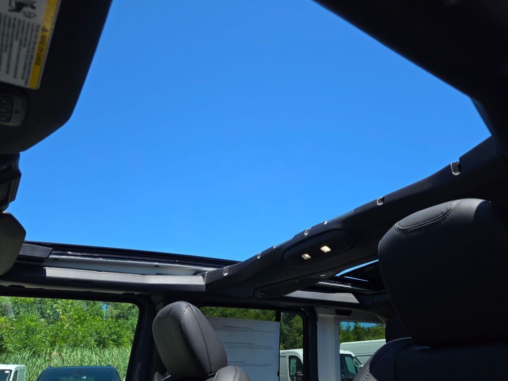 New 2026 Anvil Clear-Coat Exterior Paint Jeep Sahara image 4