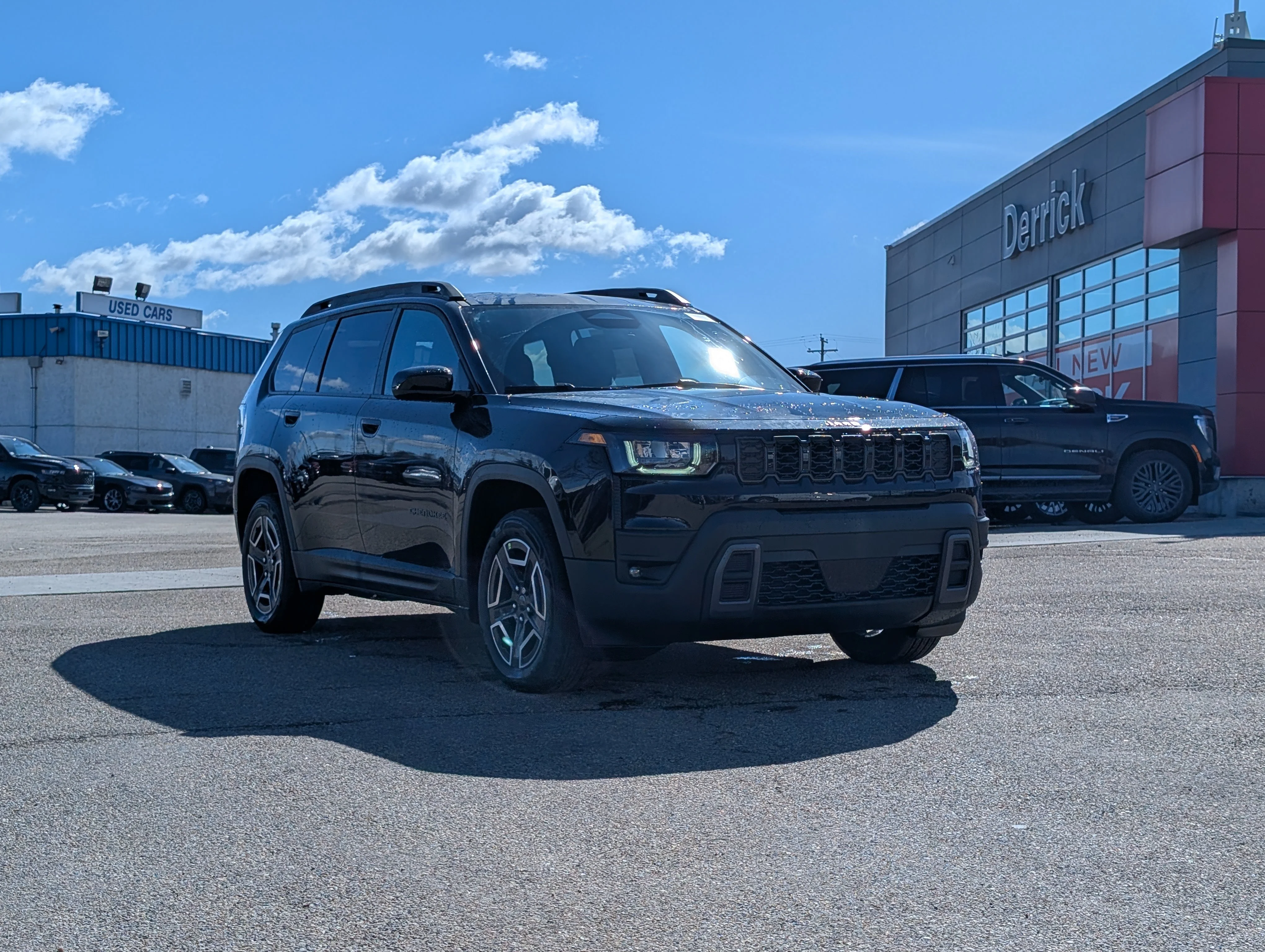 New 2026 Diamond Black Crystal Pearl Jeep Laredo image 9