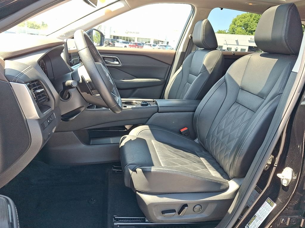 Used 2023 Black Nissan Platinum image 15