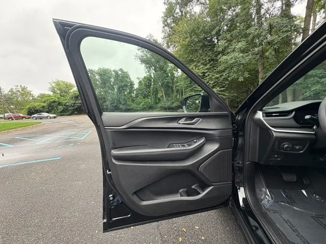 Used 2025 Diamond Black Jeep Altitude X image 22