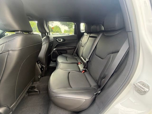 New 2026 Bright White Clear-Coat Exterior Paint Jeep Latitude image 21