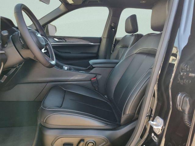 New 2025 Diamond Black Crystal Pearl-Coat Exterior Paint Jeep Limited image 26