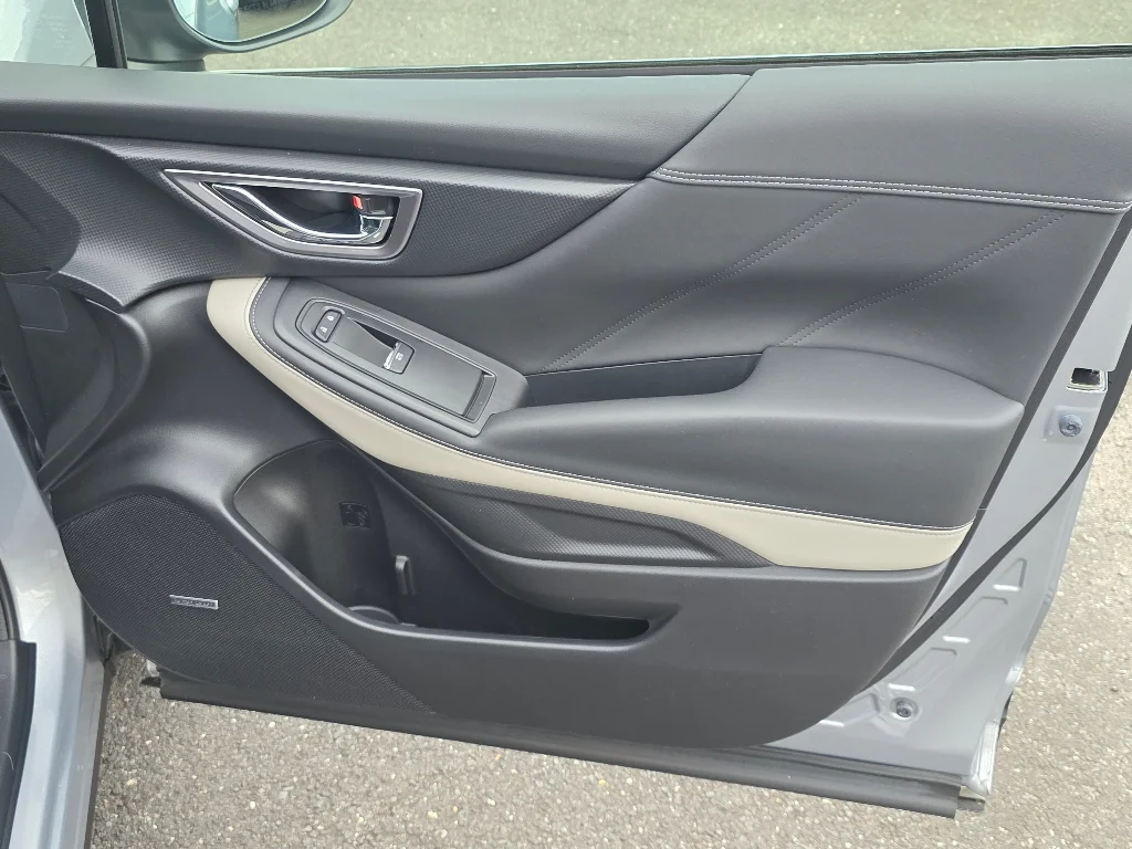 Used 2023 Ice Silver Metallic Subaru Limited image 20