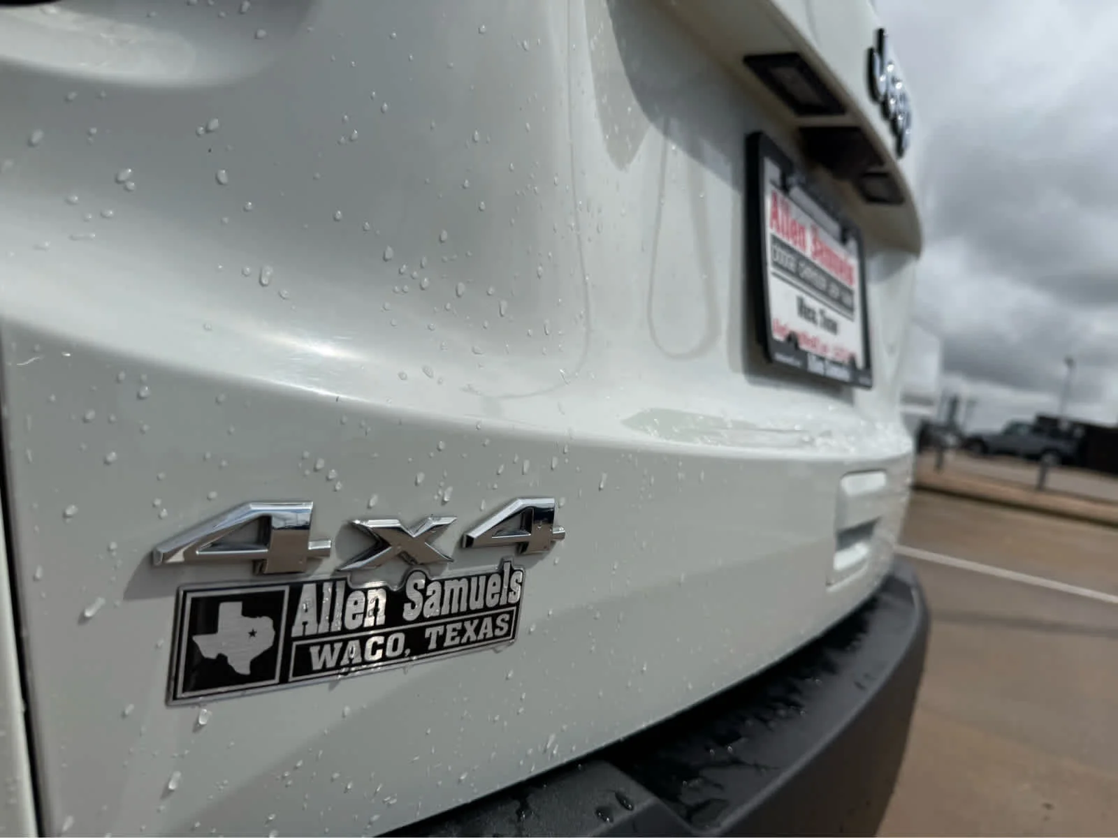 Used 2023 Alpine White Clearcoat Jeep Latitude image 23