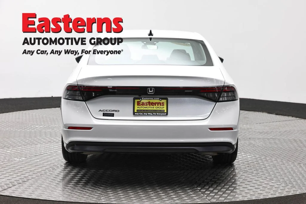 Used 2025 White Honda SE image 6
