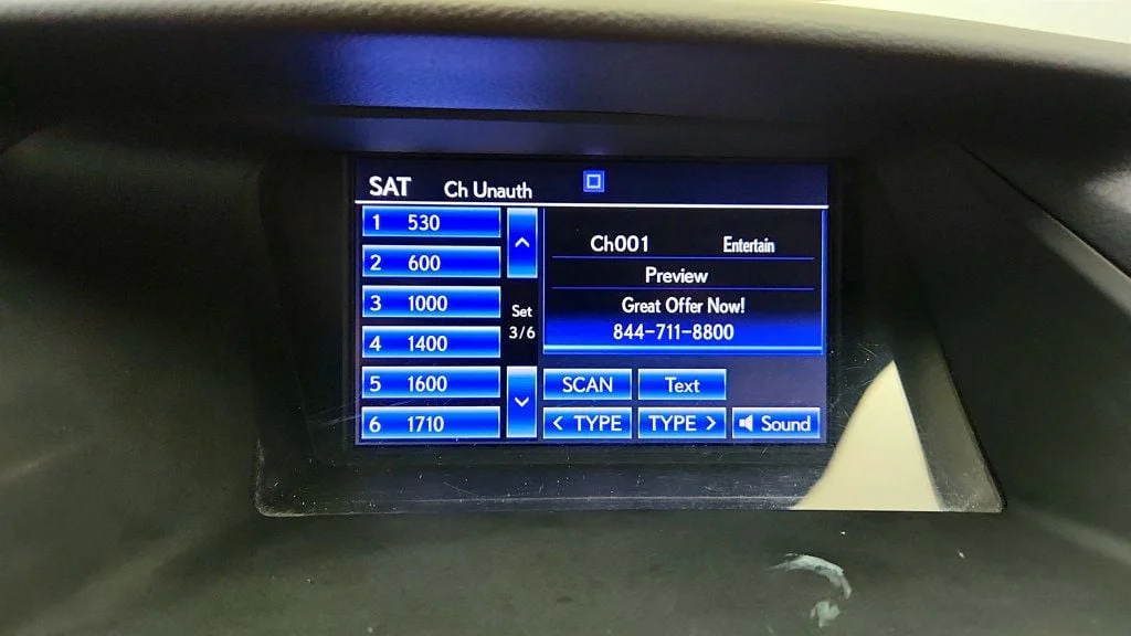 Used 2013 Starfire Pearl Lexus AWD 4dr w/ Navigation, Blind Spot Monitor & Heated/Cooled Seats image 21