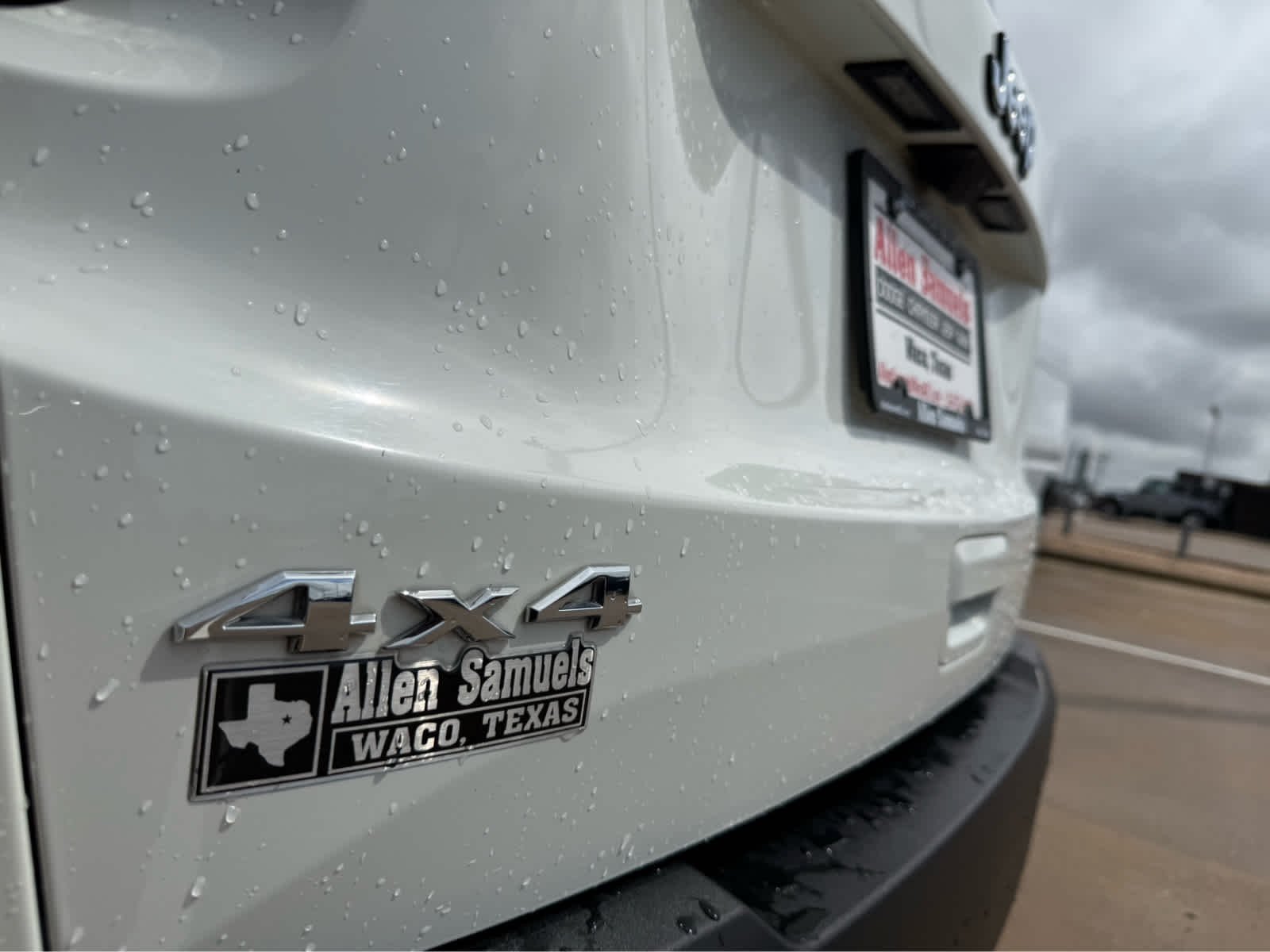 Certified Used 2023 Alpine White Clearcoat Jeep Latitude image 23