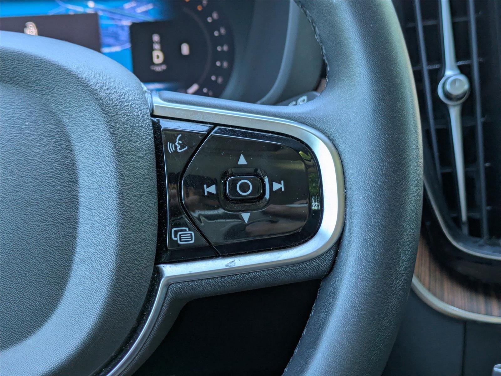 Used 2024 Vapour Grey Metallic Volvo Plus Dark Theme image 30