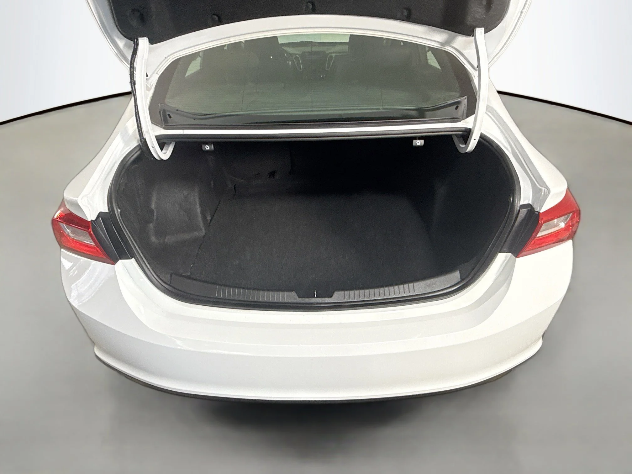 Used 2019 Summit White Chevrolet LS image 31