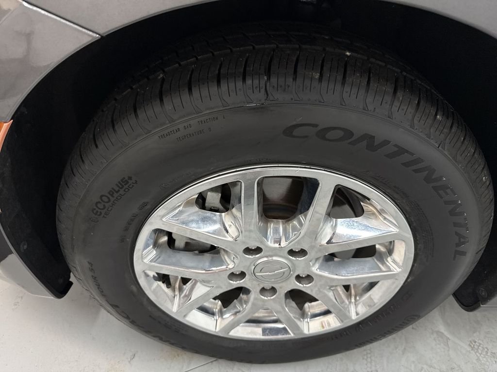 Used 2020 Crystal Metallic Chrysler Touring L image 32
