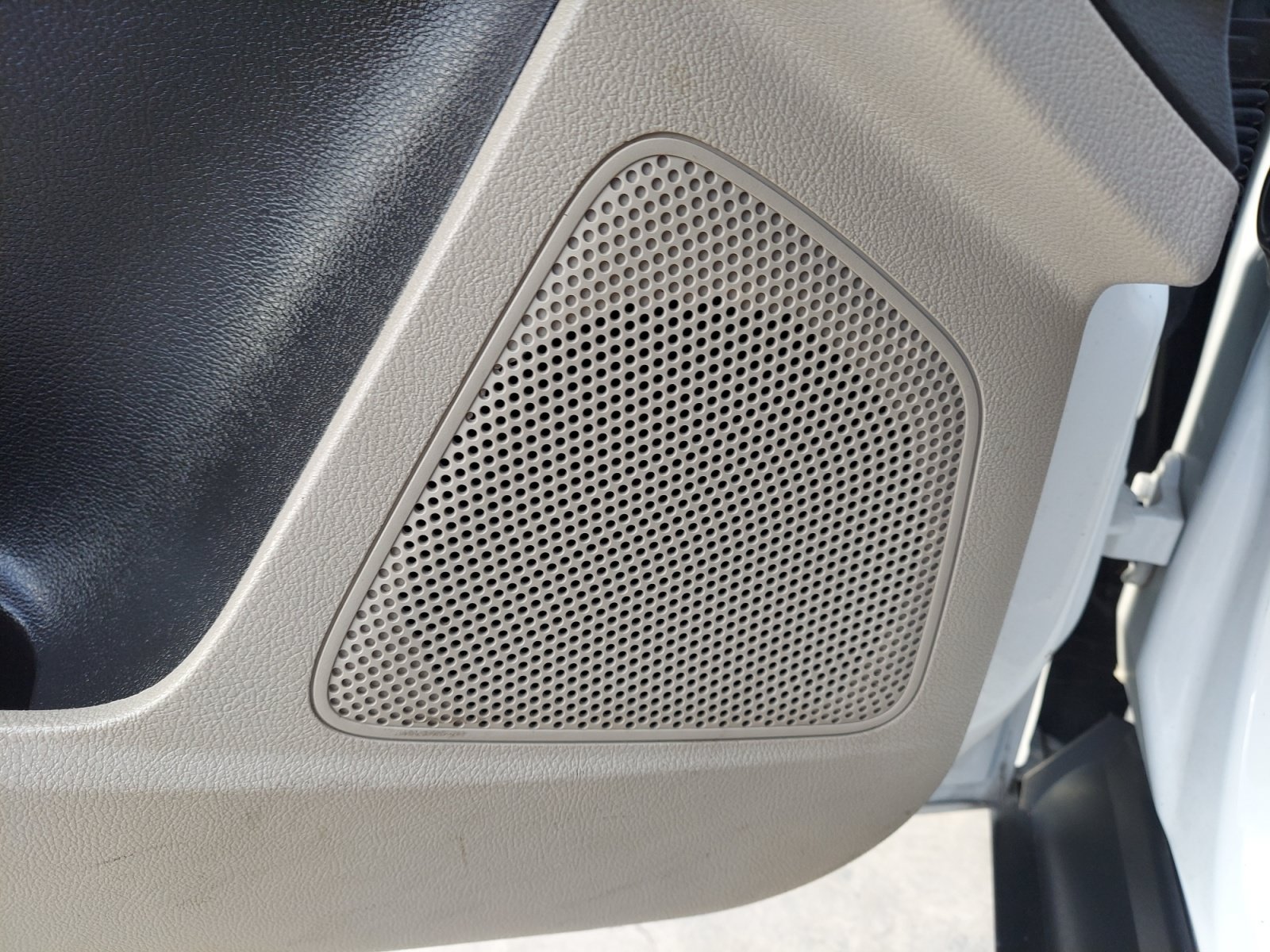Used 2018 Oxford White Ford SE image 23