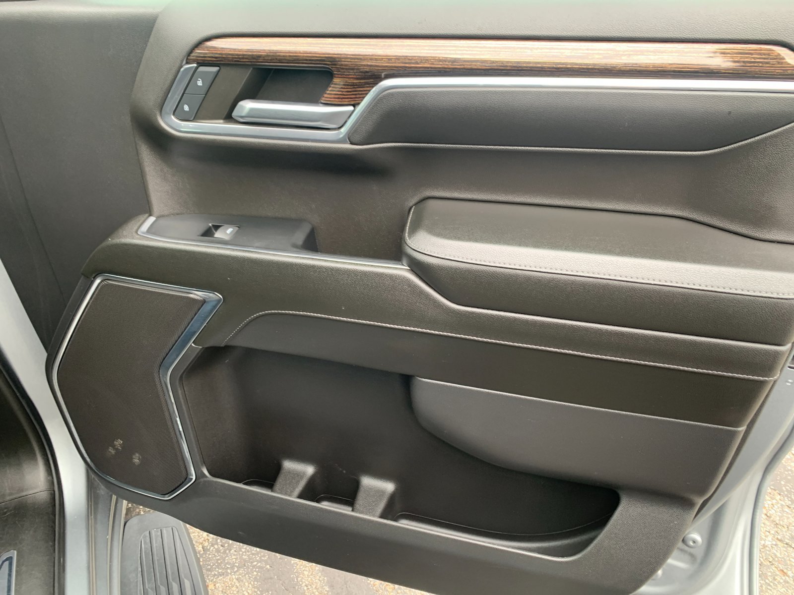 Used 2024 Silver GMC Elevation image 19