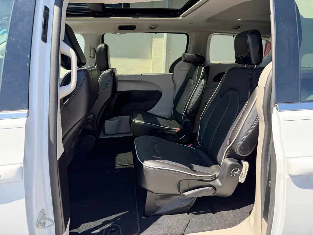 Used 2023 White Chrysler Limited image 19