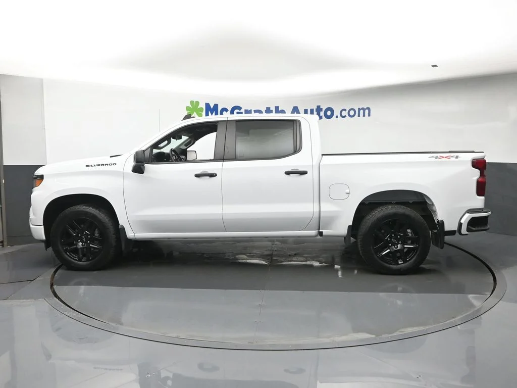 Used 2023 White Chevrolet Custom image 21