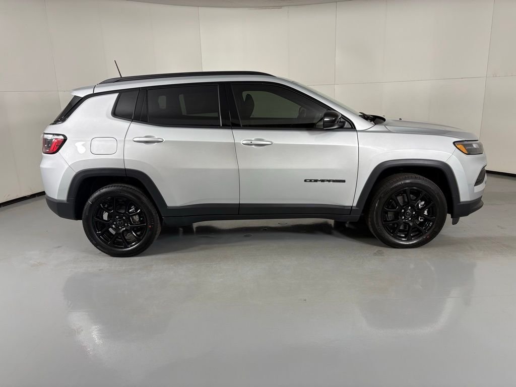 New 2026 Silver Zynith Metallic Clearcoat Jeep Latitude image 9