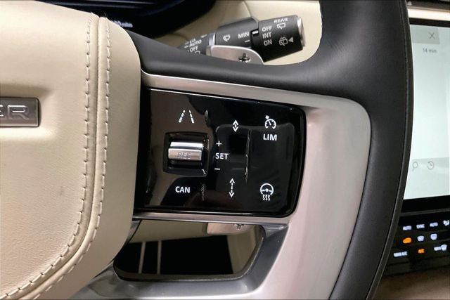 Used 2023 White Land Rover SE image 19