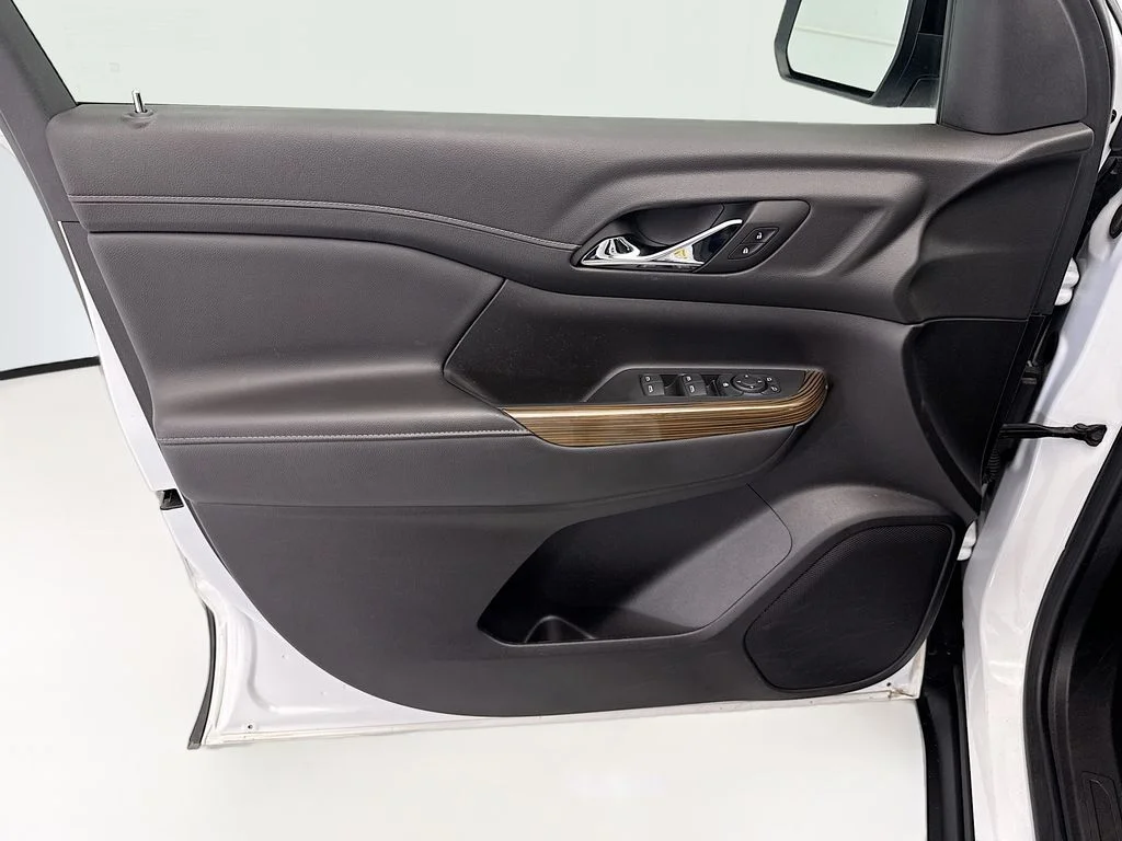 Used 2023 White GMC SLE image 23