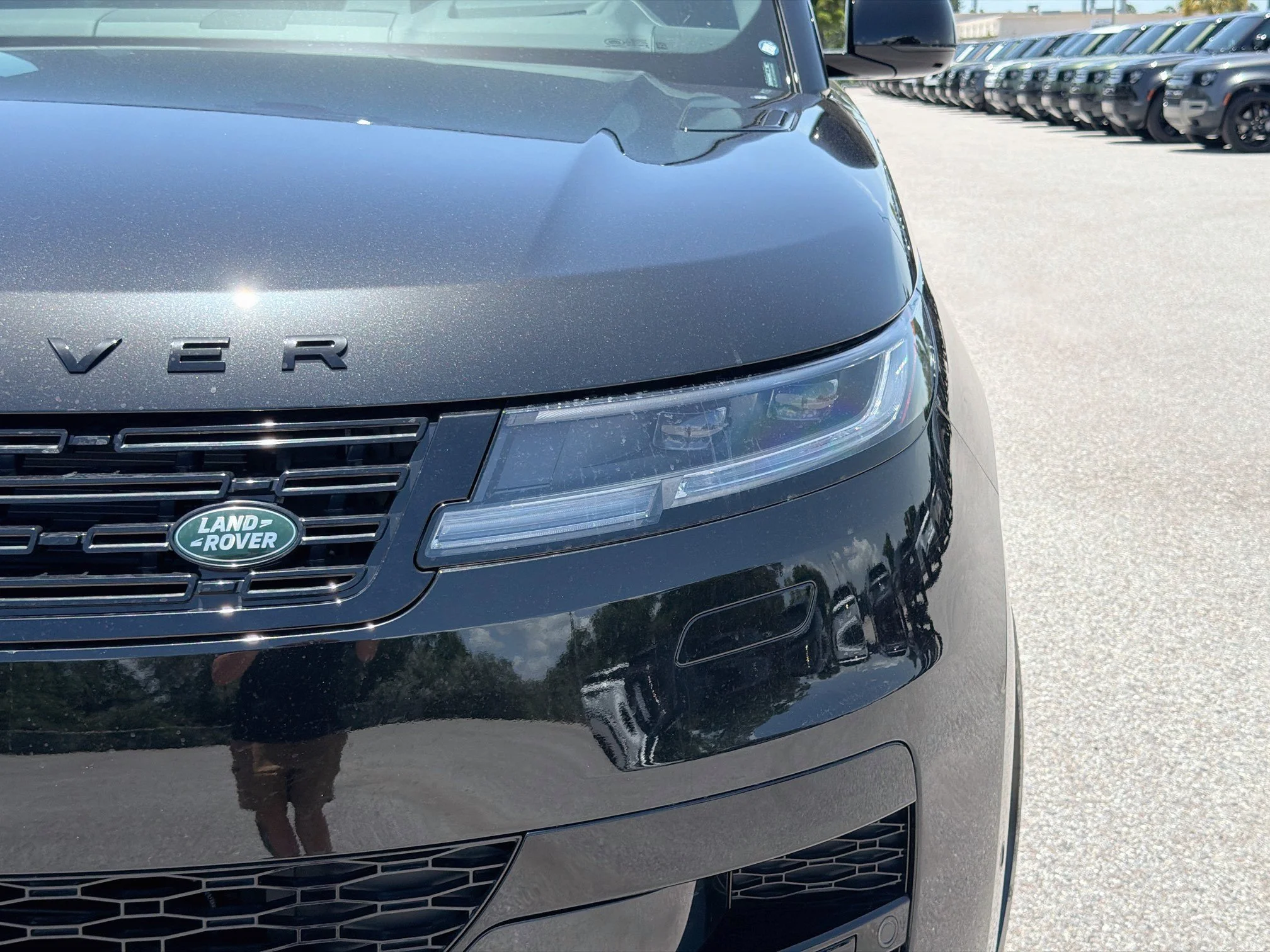 New 2026 Santorini Black Land Rover Dynamic SE image 9