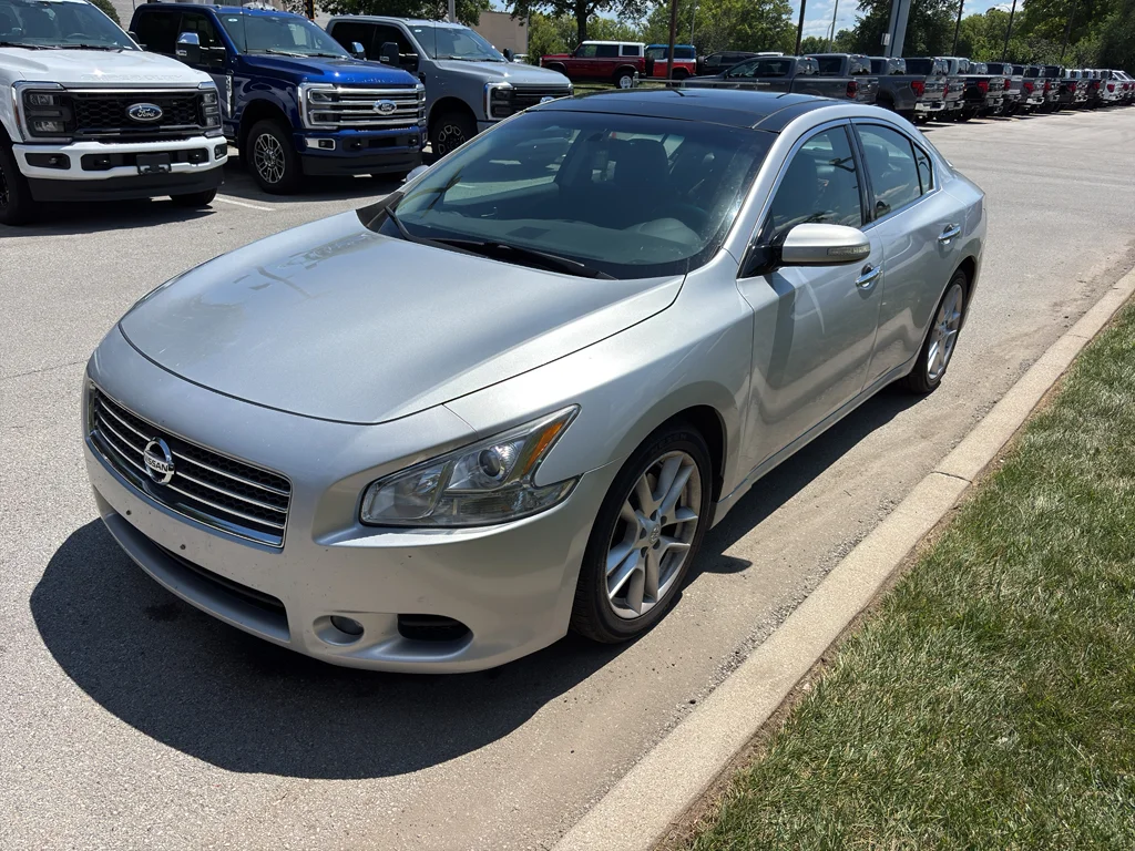 Used 2009 Radiant Silver Metallic Nissan 3.5 SV w/Premium Pkg image 2