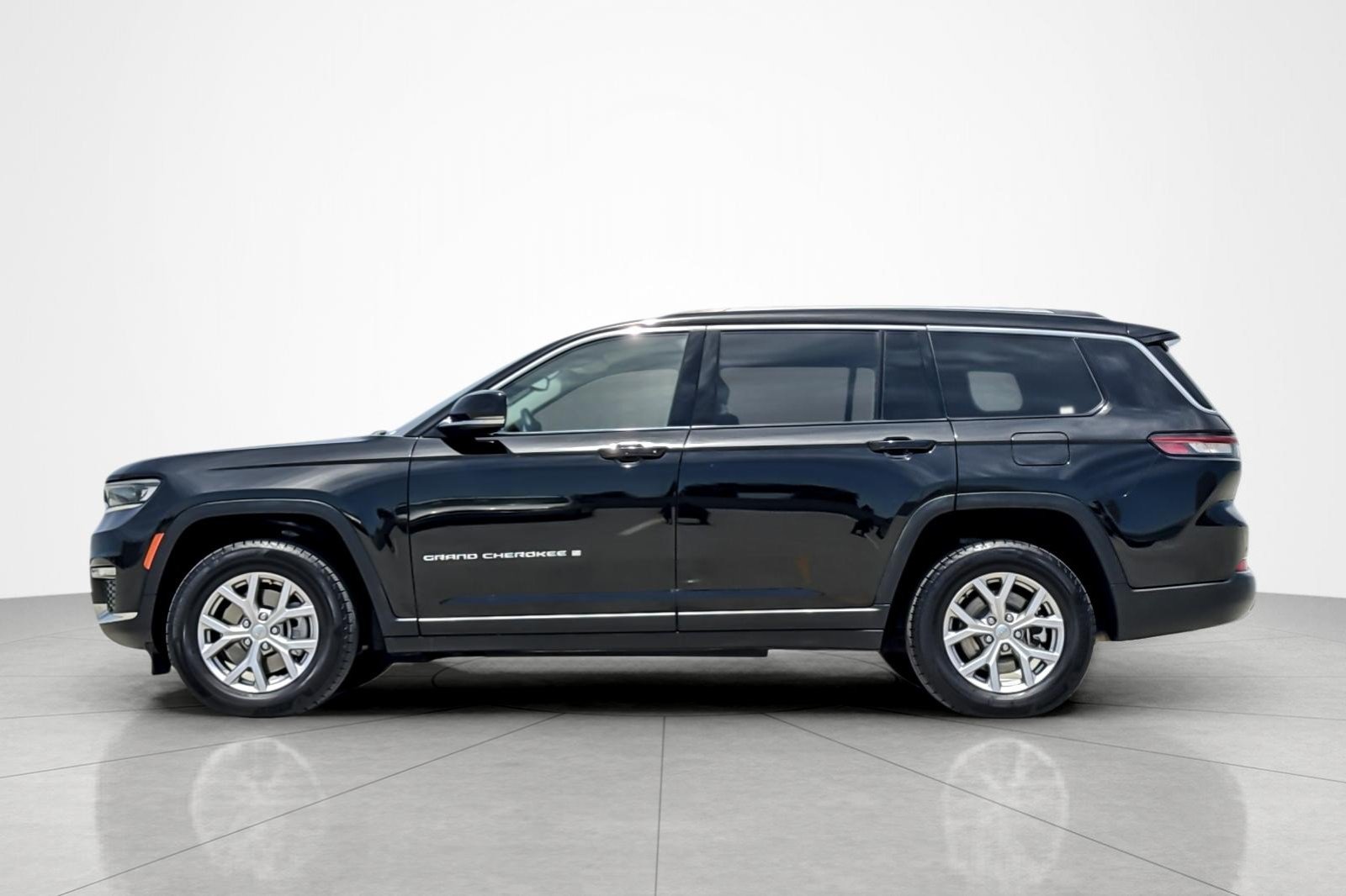 Used 2022 Diamond Black Crystal Pearlcoat Jeep Limited image 2