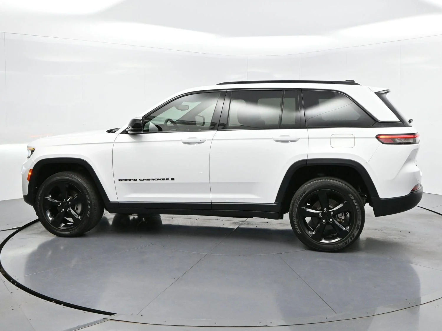 Used 2023 White Jeep Altitude image 4
