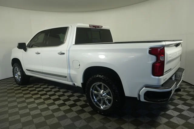 Used 2022 Iridescent Pearl Tricoat Chevrolet High Country image 5
