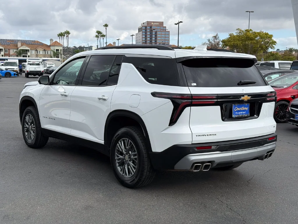 Used 2024 Summit White Chevrolet LT image 9